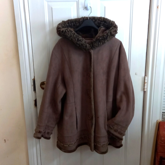 Novelti Plus 3X faux fur jacket with hoodie khaki/olive color - Picture 7 of 15
